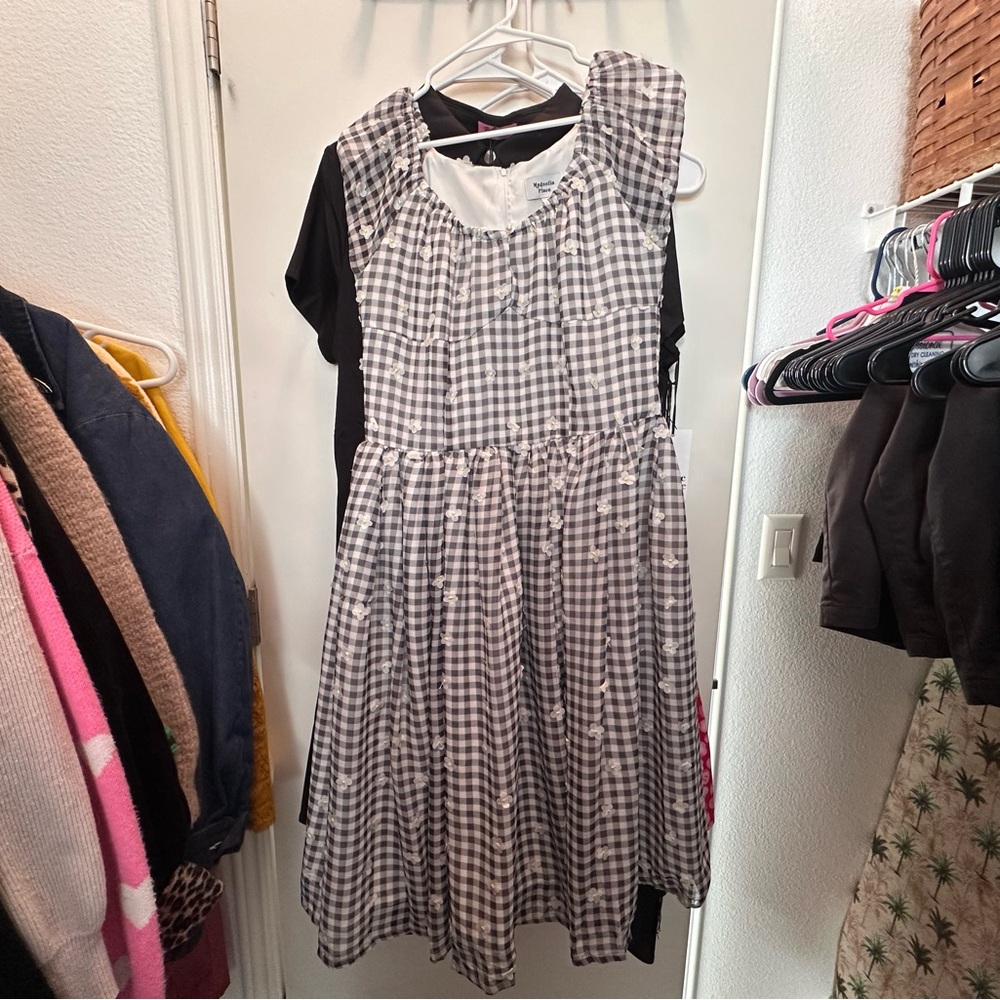 Unique vintage magnolia place Navy and White Gingham Daisy flower
